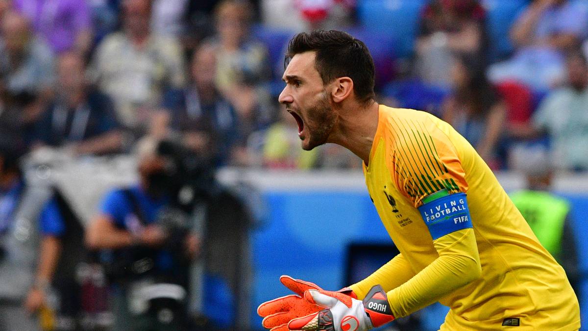 Die Franzosen schätzen ihn auch, weil er sich nicht wichtig macht, weil er in London spielt (Tottenham Hotspur), in der spielfreien Zeit aber heimkehrt nach Nizza und nicht in der Weltgeschichte umherjettet. Am 14. Juli 2016 war er daher in der Stadt, als ein Attentäter mit einem Lkw ein Blutbad anrichtete (86 Tote). Am nächsten Tag legte Lloris am Ort des Grauens Blumen nieder