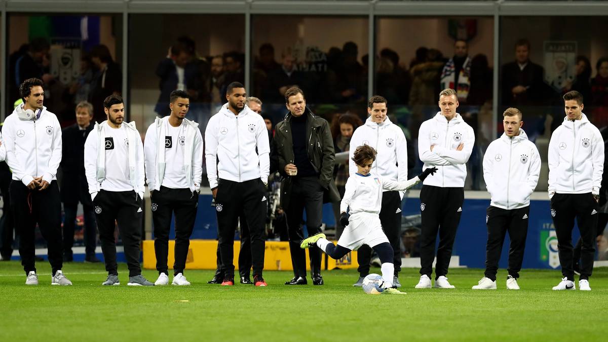 Vor dem Hauptereignis steigt ein Kick mit Kindern. Die deutschen Nationalspieler schauen genau zu, wie die Kleinen gegen den Ball treten