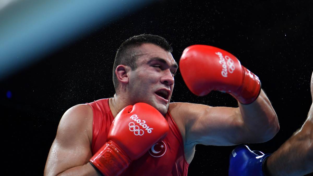 ALI EREN DEMIREZEN (7 Siege - 0 Niederlagen, 7 K.o.-Siege) VS. RAD RASHID (15 Siege - 3 Niederlagen, 12 K.o.-Siege): Bei diesem Kampf geht es um die WBO-Europameisterschaft im Schwergewicht. Favorit ist Demirezen (115 Kilogramm), der als Amateur an den Olympischen Spielen 2016 teilnahm