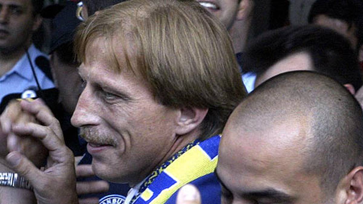 Doch es zieht ihn wieder zurück in die Türkei, diesmal zu Fenerbahce Istanbul. Bei seiner Ankunft wird Daum wie ein Messias gefeiert - seiner Vergangenheit beim Stadtrivalen Besiktas zum Trotz