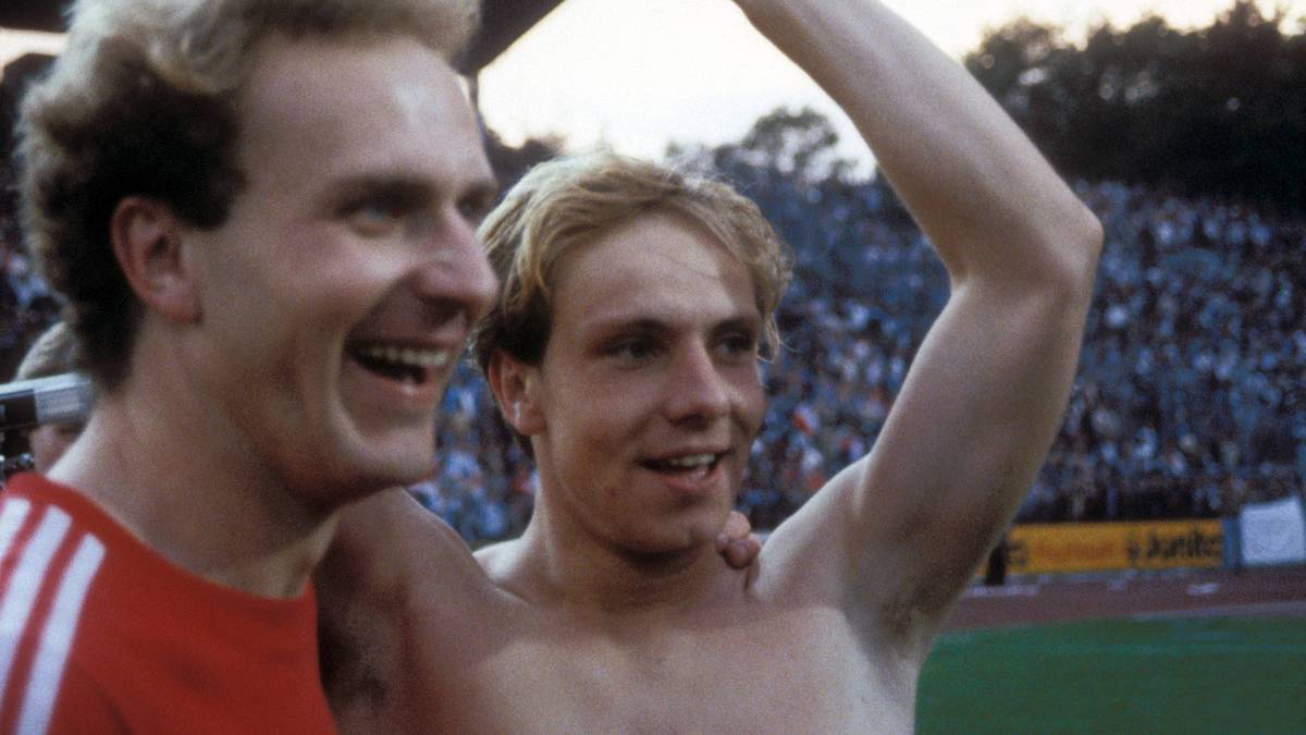 Eines der erfolgreichsten Brüderpaare der deutschen Fußballgeschichte: Karl-Heinz Rummenigge und Bruder Michael (rechts) feiern den DFB-Pokalsieg der Bayern 1982
