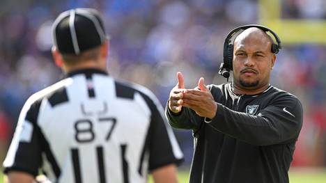 Las Vegas Raiders head coach Antonio Pierce calls a time out during the second half of a game against the Baltimore Ravens at M&T Bank Stadium in Baltimore, Maryland, on Sunday, September 15, 2024. Las Vegas won 26-23. PUBLICATIONxINxGERxSUIxAUTxHUNxONLY BAL20240915118 DAVIDxTULIS