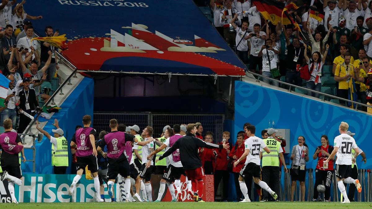 EL MUNDO: "Kroos hält Deutschland mit einem Traumtor in der 95. Minute am Leben. Die Deutschen sind nicht wie die anderen. Sie sind es bis kurz vor dem Tod, bis zu diesem Moment, in dem der Körper normalerweise aufgibt und man nur noch in Frieden gehen möchte. Aber nicht Deutschland."