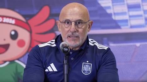Spanien-Coach Luis de la Fuente zeigt sich vor dem WM-Auftakt optimistisch, dass Lamine Yamal rechtzeitig fit wird. Zudem betont er, dass Gavis hartes Einsteigen gegen Rodri im Training zum Fußball dazugehört.