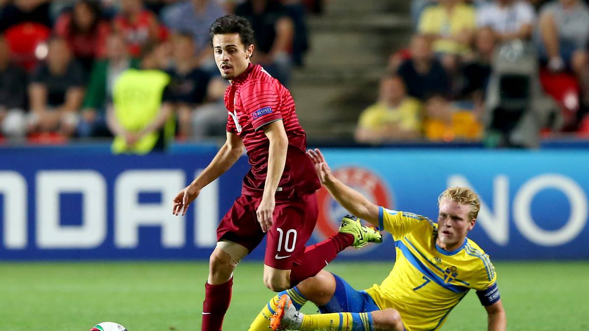 Nach etwa einer Stunde übernimmt die Selecao wieder das Kommando. Oscar Hiljemark (r.) kann Bernardo Silva nicht stoppen