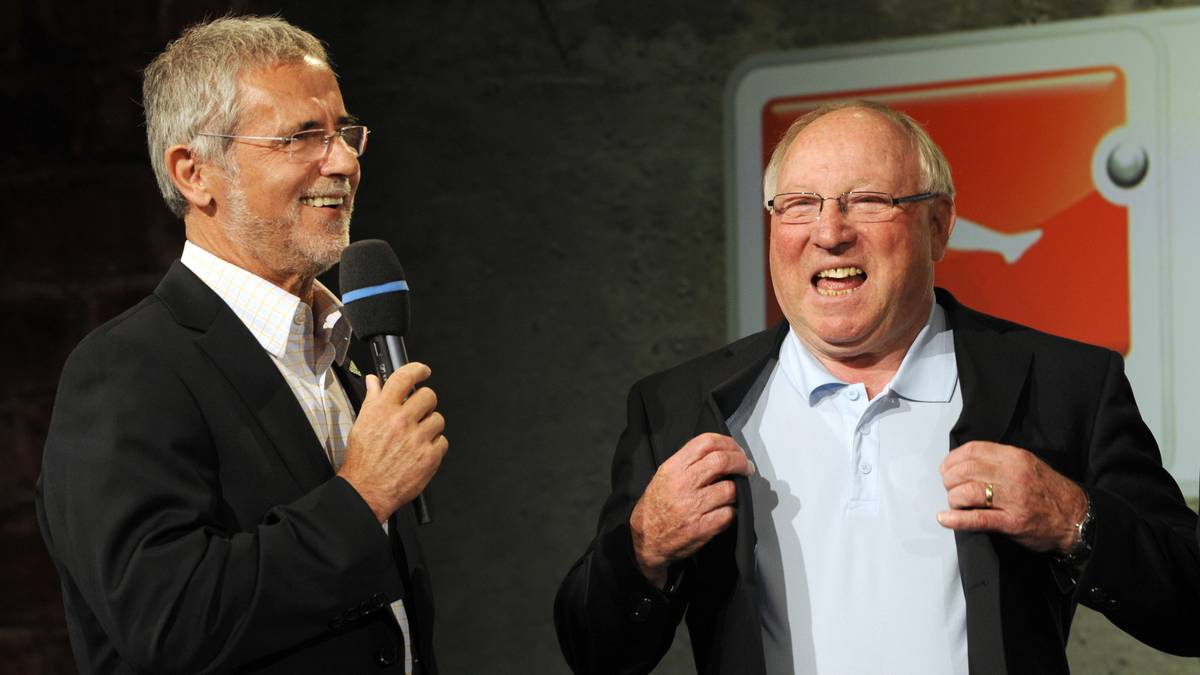 Zwei Legenden unter sich: HSV-Ikone Uwe Seeler (r.) und Gerd Müller prägen in den 60er und 70er Jahren jeweils eine Ära bei ihren Vereinen. Unter anderem stehen sie sich im DFB-Pokal-Finale 1967 gegenüber: Müller trägt mit zwei Treffern zum 4:0-Erfolg des FC Bayern bei
