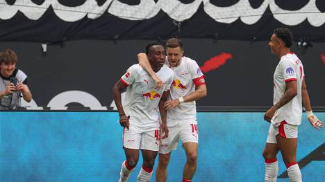 Christoph Baumgartner wird auf seinen Teamkollegen Yan Diomande angesprochen. Dabei legt er sich fest, dass dieser demnächst zur Weltklasse gehören wird und vielleicht sogar schon jetzt dazugezählt werden kann.