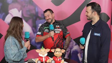 Jonny Clayton steht im SPORT1-Interview vor seinem ersten WM-Match 2026 Rede und Antwort - und erzählt von seiner Katze Leila. 