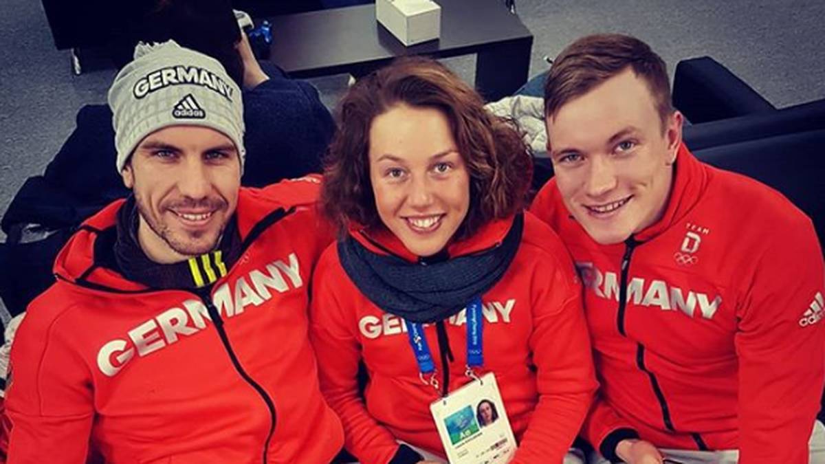 Drei Medaillen auf einem Bild: Die gut gelaunten Olympiasieger Laura Dahlmeier und Arnd Peiffer zusammen mit Benedikt Doll