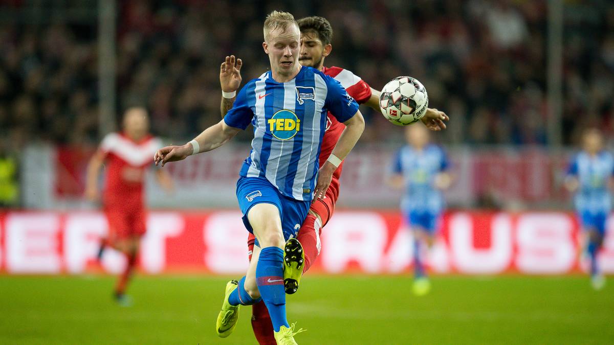 DENNIS JASTRZEMBSKI: Er ist ebenfalls auf Linksaußen anzusiedeln. Der deutsche U19-Nationalspieler von Hertha BSC kam aus der Jugend von Holstein Kiel in die Hauptstadt. Im vergangenen Jahr trug er zum ersten A-Jugend-Meistertitel der Hertha bei. In 23 Partien der U19-Bundesliga war er an stolzen 15 Treffern direkt beteiligt