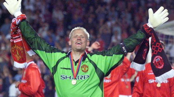 Manchester United goalkeeper Peter Schmeichel jubilates, 26 May 1999 at the Camp Nou Stadium in Barcelona after winning the soccer final Champions League against Bayern Minich. Manchester United won 2-1.(ELECTRONIC IMAGE) (Photo by Eric CABANIS / AFP) (Photo by ERIC CABANIS/AFP via Getty Images)