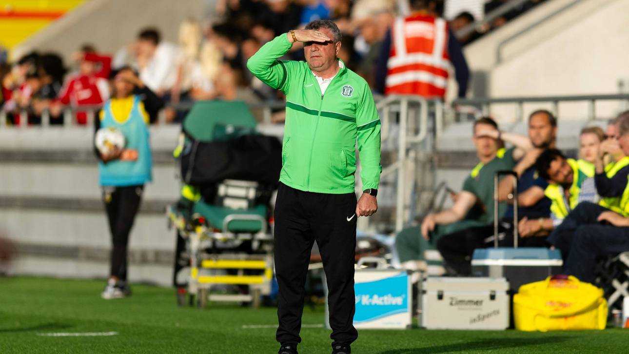 Fans werfen Koffer aufs Spielfeld