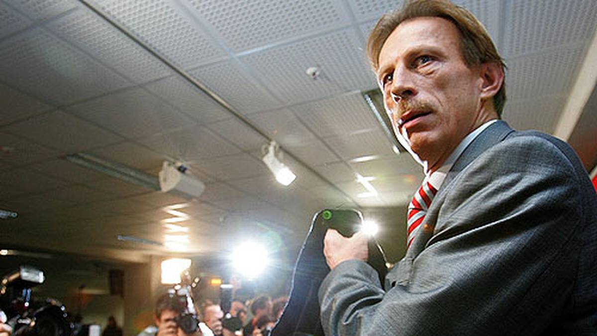 Trotz der Probleme ringt Daum sich zu einer weiteren Rückkehr durch. Dabei sagt er dem 1. FC Köln in einer kuriosen Pressekonferenz im Krankenhaus zunächst ab