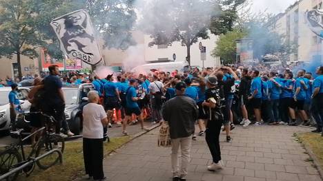 Irre Szenen in München Giesing. Der Fanmarsch im Vorfeld des DFB-Pokal-Spiels zwischen TSV 1860 München und Borussia Dortmund hatte es in sich. 