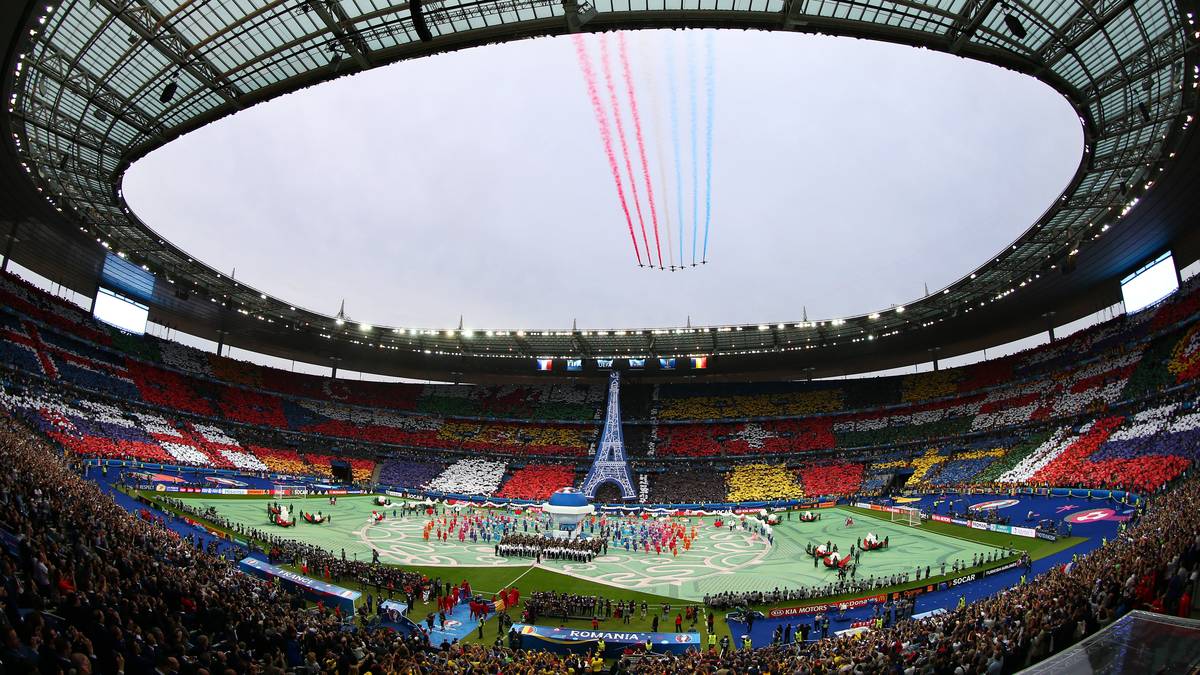 Endlich geht es los. Mit einem farbenfrohen Auftakt in Saint-Denis wird die EURO vor 80.000 Zuschauern eröffnet. Für Stimmung vor dem Auftaktspiel sorgen DJ David Guetta und 150 Tänzerinnen