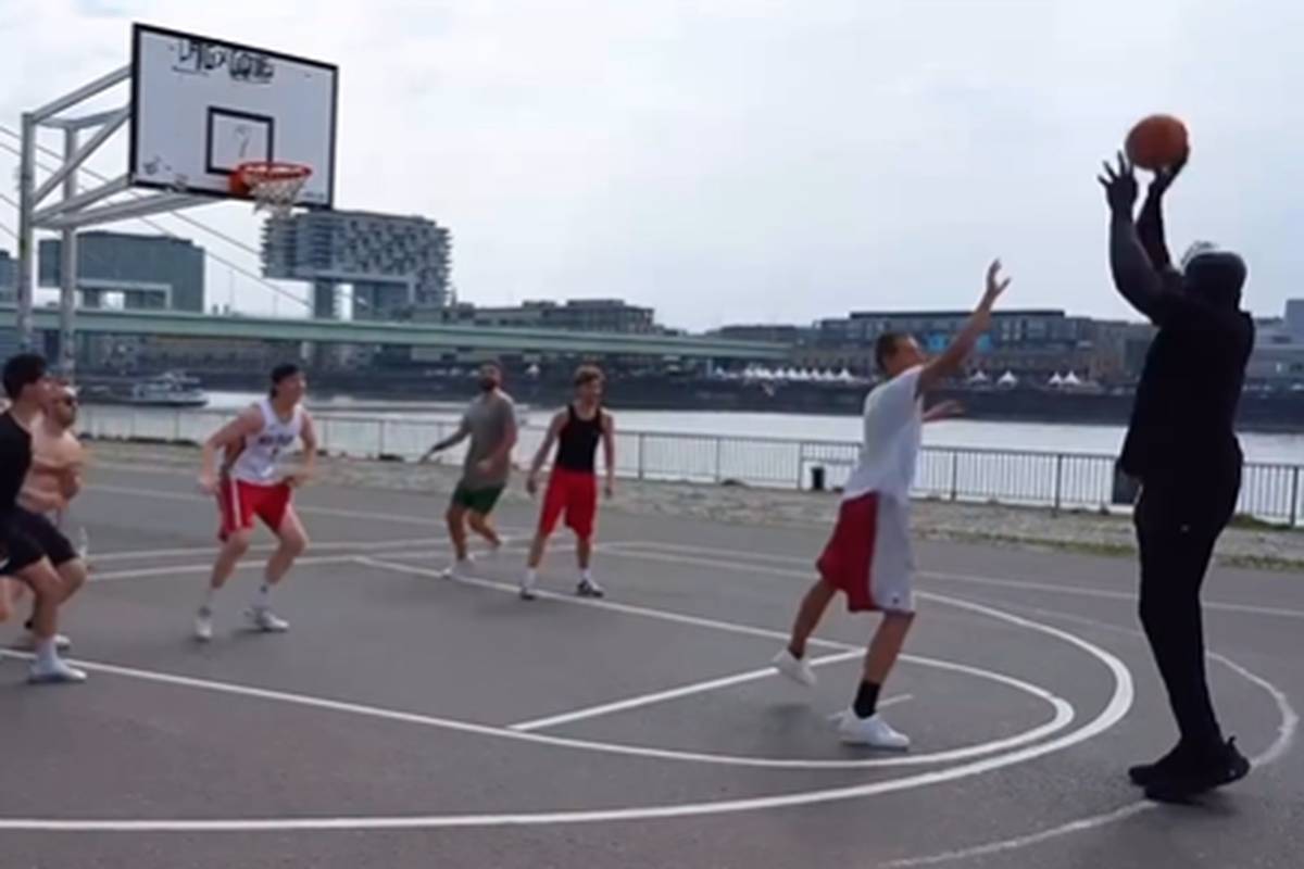Stell dir vor, du triffst dich mit deinen Jungs, um ein bisschen Basketball zu zocken - und auf einmal taucht eine NBA-Legende auf. Genau das ist diesen jungen Basketballern in Köln passiert.