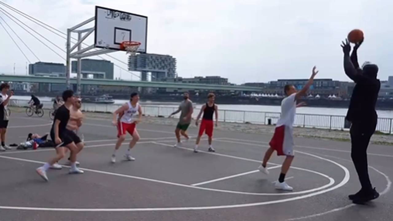 Mitten in Köln: NBA-Legende überrascht Streetbasketballer