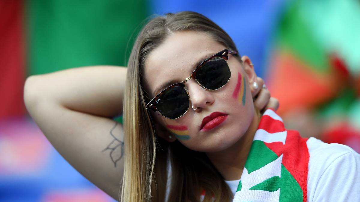 Diese Portugiesin lässt sich vor dem Spiel nichts anmerken. SPORT1 zeigt die besten Bilder des ersten Halbfinals der EM