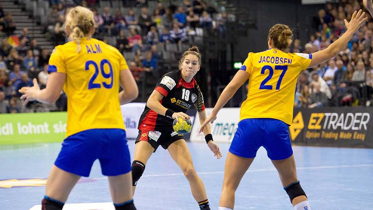 Emily Bölk, 18, Rückraum links/ Rückraum Mitte, Buxtehuder SV, 13 Tore in 5 Länderspielen: Gilt als Wunderkind des deutschen Handballs, hat mit 18 Jahren schon zwei Bundesligasaisons gespielt und ist das Küken in der DHB-Auswahl. Dirigiert nicht nur den deutschen Rückraum, wenn sie auf der Mitte auftaucht, sondern macht auch in ihrer Freizeit gerne Musik auf der Gitarre