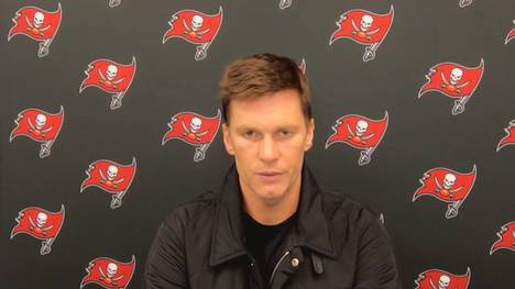 Was für ein irrer Fehler: Tom Brady verzählt sich offenbar und vermasselt das letzte Play für Tampa Bay. Wirklich zugeben mag der Quarterback das aber nicht.