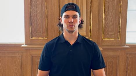 Der deutsche NHL-Star Moritz Seider hat sich inzwischen als starker Defensivspieler etabliert – im Interview spricht er über seine Entwicklung und seine Rolle auf dem Eis.