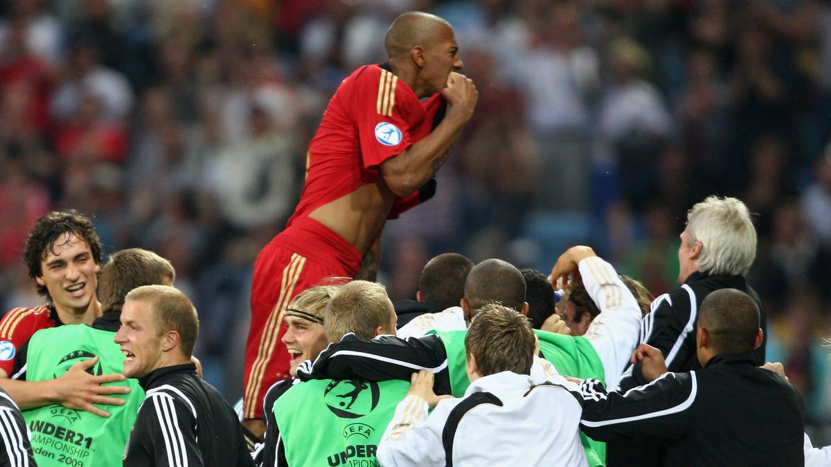 JÉRÔME BOATENG: Der heute 30-Jährige spielt 2009 für den Hamburger SV, ist dort ein wichtiger Eckpfeiler in der Defensive. Nur wenige Monate nach der EM debütiert er in der A-Nationalmannschaft, mit der er 2014 Weltmeister wird. Mit den Bayern feiert er viele Erfolge, seine Zeit an der Säbener Straße neigt sich aber offenbar dem Ende entgegen