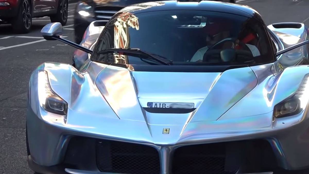 Ein Detail des Ferraris wirft mittlerweile Fragen auf: So fragte ein User erstaunt, wieso der ehemalige BVB-Star mit einem amtlichen "AIB"-Kennzeichen durch London fährt, wenn er doch gar nicht in Bad Aibling wohnt? 
