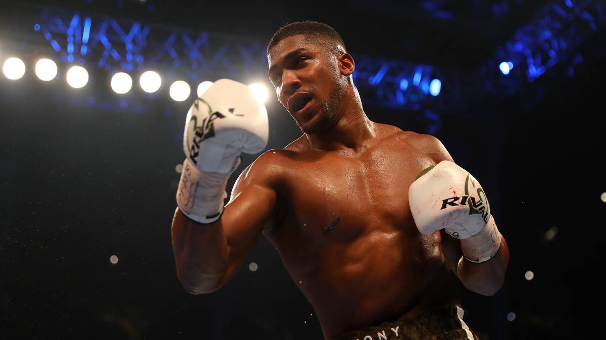 PLATZ 1 - ANTHONY JOSHUA: Mit ihm möchten sich momentan die besten Schwergewichtskämpfer messen. Der 1,98 Meter große Brite hat, wie Wilder, bislang noch keinen Kampf verloren