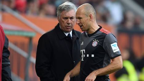 Carlo Ancelotti (l.) änderte das System der Bayern - Arjen Robben und Co. gefällt's
