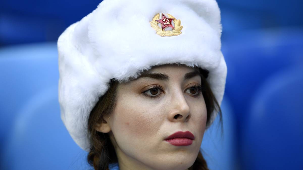 Diese Russin schaut eiskalt. Am Spielergebnis der Nationalelf liegt es nicht. Friert sie trotz Mütze?