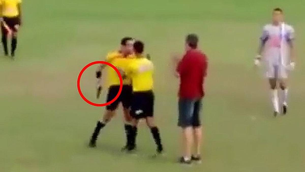 Platz 1: Gabriel Murata (Brasilien)                                                                                    Nachdem er von aufgebrachten Spielern nach einer angeblichen Fehlentscheidung angegangen wurde, ging der brasilianische Amateurschiedsrichter Gabriel Murata in die Kabine und kehrte mit einer Pistole auf das Feld zurück. Die Assistenten des hauptberuflichen Polizisten konnten ihn gerade noch zurückhalten, bevor es zu Schlimmeren kommen konnte