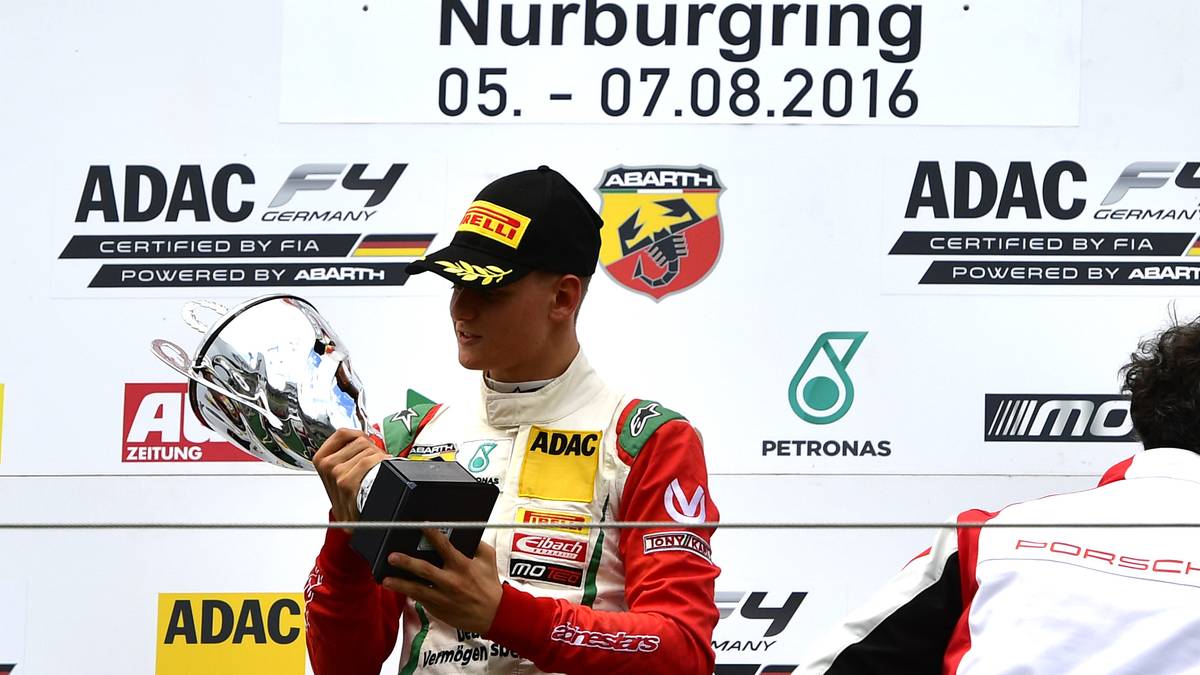 2016 durften die deutschen Fans wieder einen Heimsieg auf dem Nürburgring bejubeln: Der damals 17-jährige Mick Schumacher, Sohn von Rekordweltmeister Michael Schumacher, gewann das Rennen in der Formel 4 und machte seine ersten Schritte auf dem Weg zum Traumjob in der Formel 1