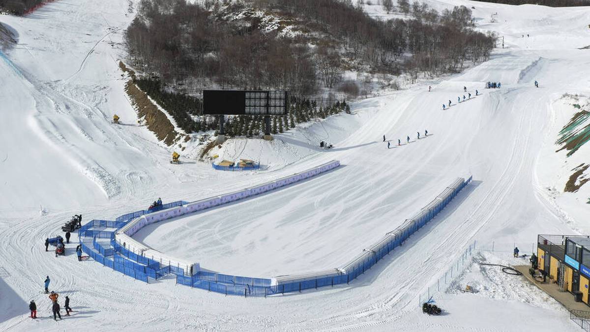 Ebenfalls in Zhangjiakou gelegen: Das Ende 2012 eröffnete Genting Skiresort ist ein Hotelkomplex und ein chinesisches Skigebiet. Die Wettbewerbe im Ski Freestyle und im Snowboard werden hier ausgetragen.