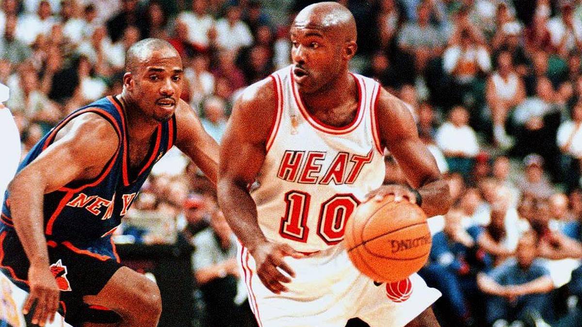 Pat Riley rächt sich als Heat-Coach bei seinem Ex-Klub aus New York und triumphiert in sieben Spielen. Tim Hardaway (r.) stellt Knicks-Star Patrick Ewing mit 38 zu 37 Punkten im Scorer-Duell in den Schatten und hievt Miami in die nächste Runde