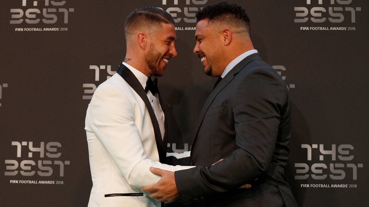 Nachdem Ramos mit Gattin Pilar für die Fotografen posiert, trifft er einen alten Bekannten. Der frühere brasilianische Weltklasse-Stürmer Ronaldo ist ebenfalls angereist