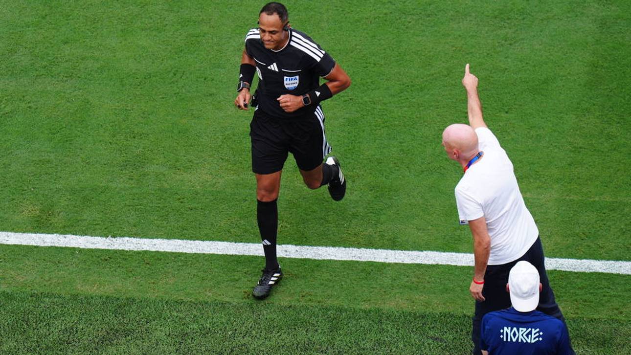 Norwegens Trainer Stale Solbakken beschwert sich bei Schiedsrichter Ismail Elfath