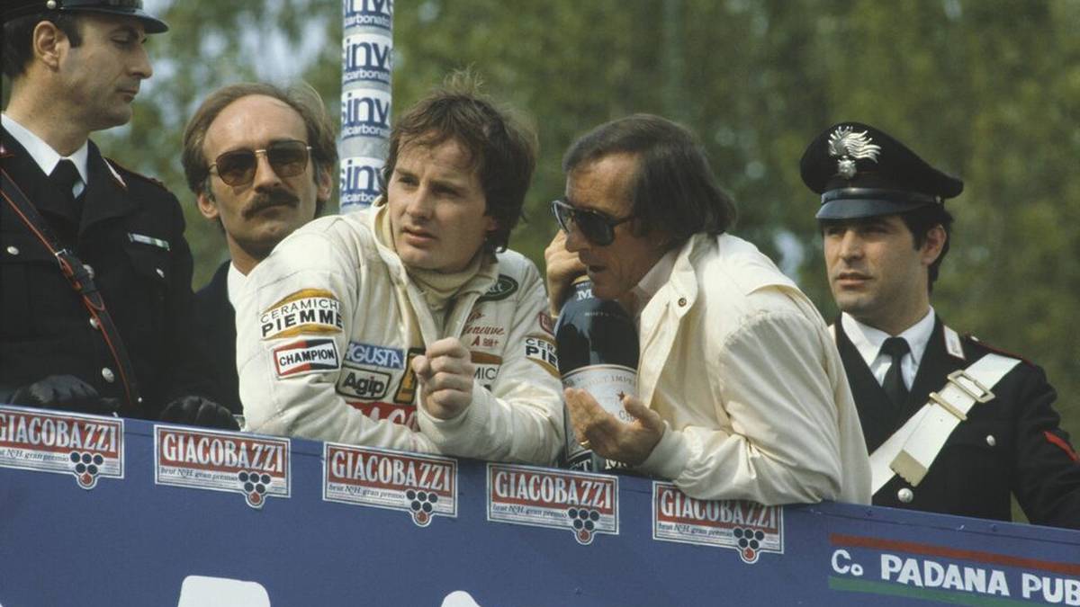 Gilles Villeneuve  (l.) spricht mit Jackie Stewart (r.) in Imola nach dem Skandal mit Didier Pironi