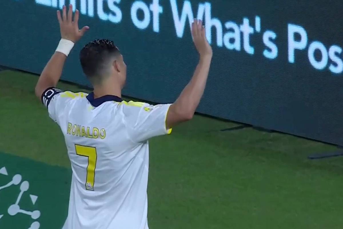 In seinem womöglich letzten Heimspiel für Al Nassr erlebt Cristiano Ronaldo ein Wechselbad der Gefühle. Nach seinem Treffer kurz vor Schluss folgt eine entschuldigende Geste.