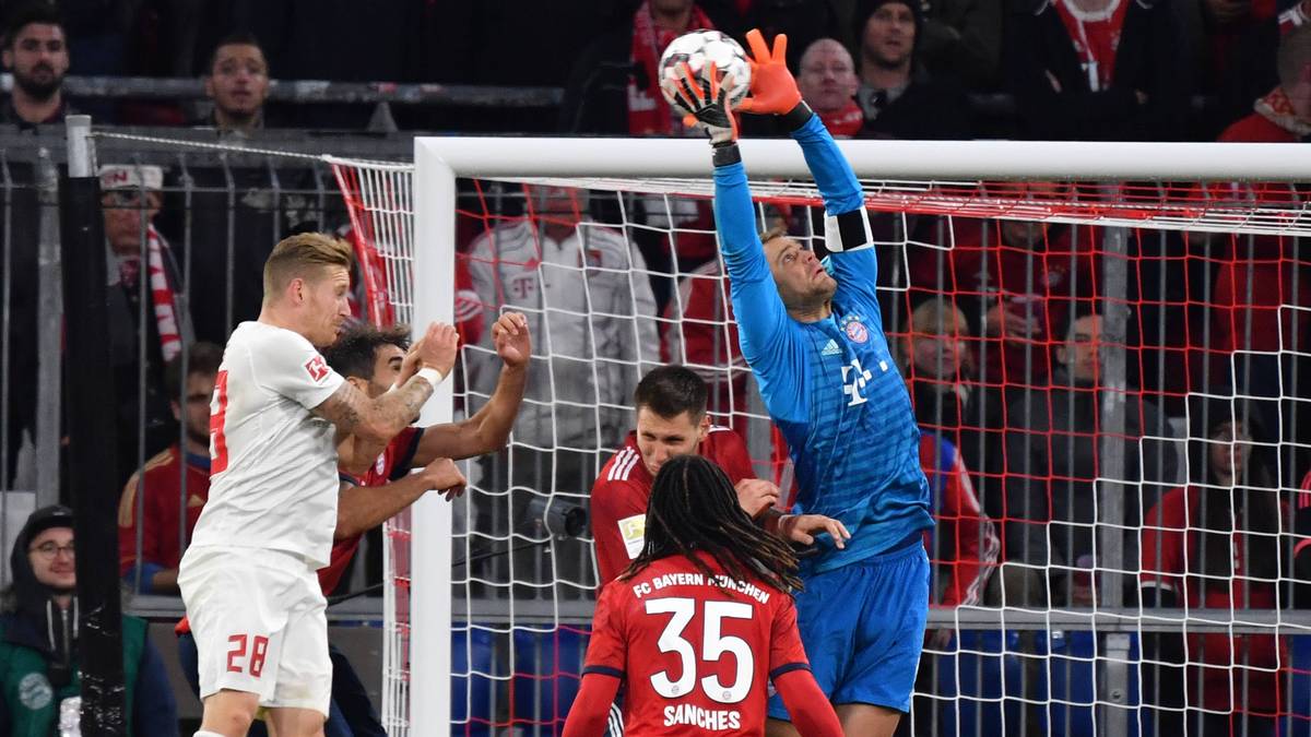 In der Folge agiert er nicht auf dem hohen Niveau, das man vom viermaligen Welttorhüter gewohnt ist. Gegen den FCA lässt er in der Hinrunde kurz vor Schluss den Ball fallen und ermöglicht das 1:1 durch Felix Götze. Bayerns schwarzer Herbst beginnt