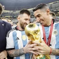 Erst macht Lionel Messi seinen Wechsel nach Inter Miami offiziell, schon könnte der nächste Star nachziehen. Es steht im Raum, dass auch Angel Di Maria schon bald in den USA spielen wird. 