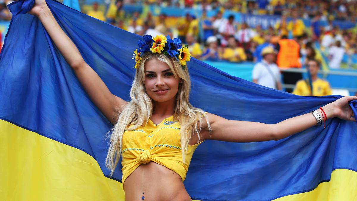 Obwohl die Ukraine ausgeschieden ist, lässt sich diese Dame ihre gute Laune nicht verderben. Die warmen Temperaturen in Marseille laden dazu ein, viel Haut zu zeigen