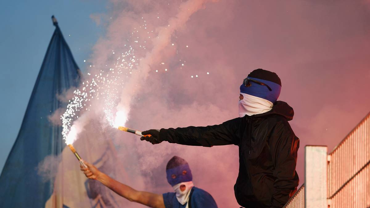 Einige Anhänger aus dem HSV-Fanblock meinen, Pyrotechnik einsetzen zu müssen