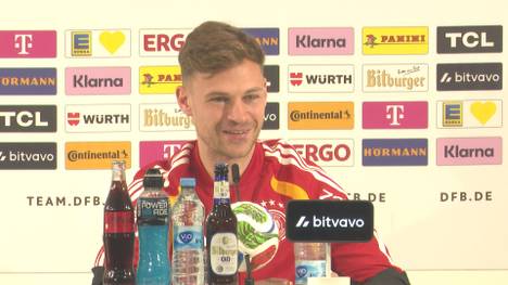 Joshua Kimmich wird nach der Komplexität des Spielsystems von Bundestrainer Julian Nagelsmann gefragt. Seine Antwort sorgt für einen Lacher.