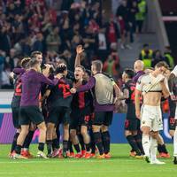 Bayer Leverkusen trifft erneut spät und zieht ins Finale der Europa League ein. Nach dem Sieg gegen die AS Rom feiert Bayer ausgelassen - ausgerechnet zu einem italienischen Klassiker.