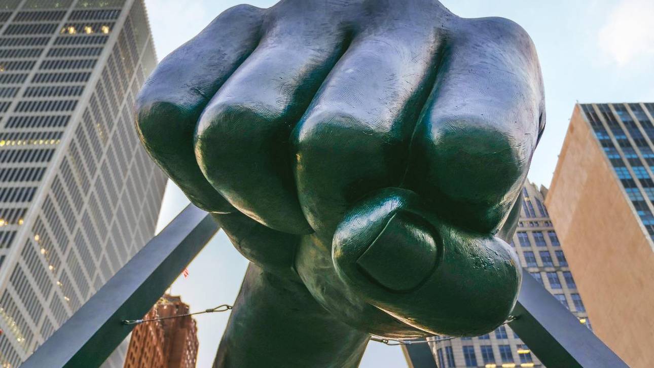 Eine riesige Faust erinnert in der Innenstadt von Detroit an Joe Louis