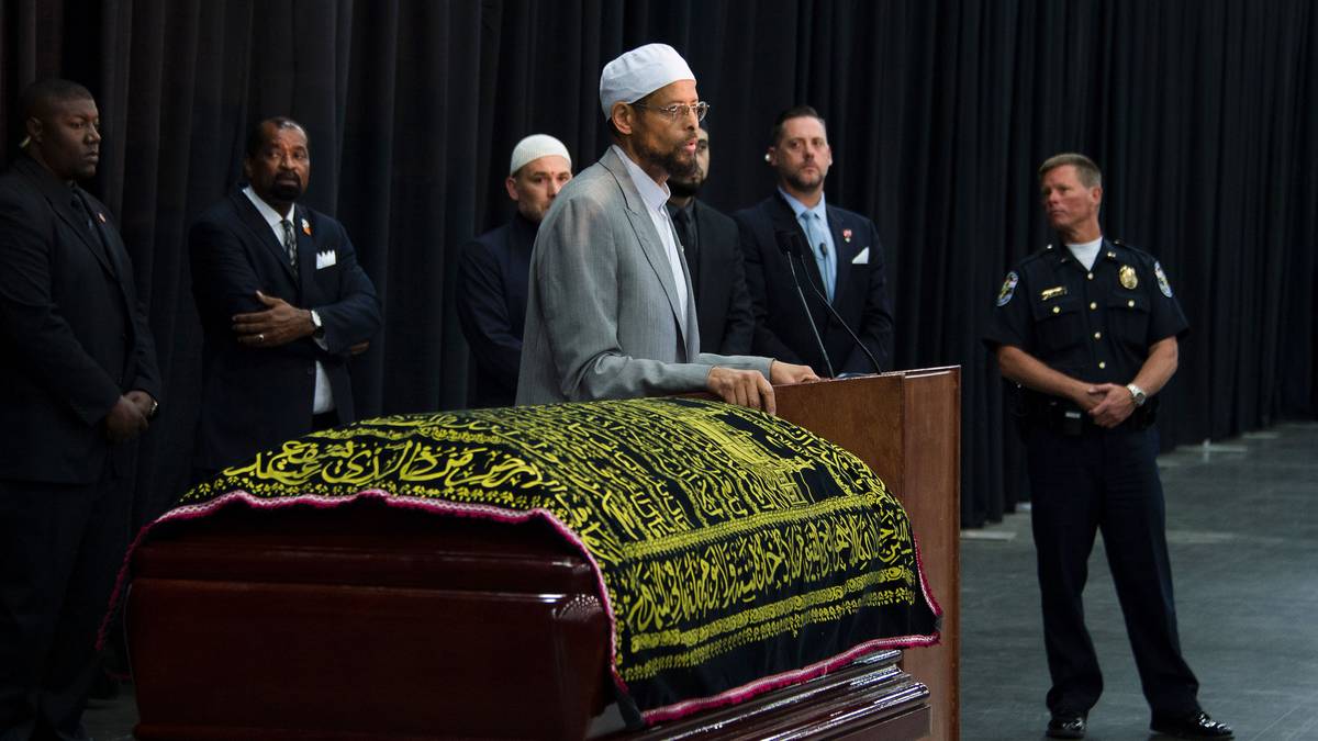 Der US-amerikanische Imam Zaid Shakir spricht zur Trauergemeinde