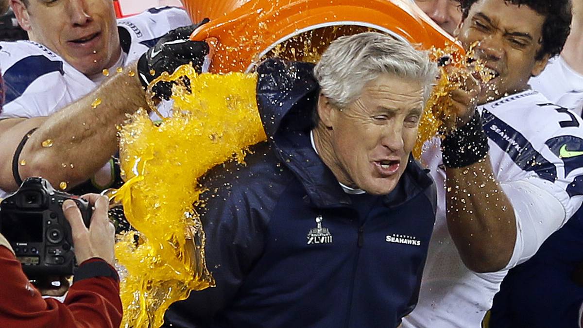 2014, SEATTLE SEAHAWKS (43:8 gegen die Denver Broncos): Super Bowl XLVII zwischen den Seahawks und den Broncos um Peyton Manning verkommt zu einer einseitigen Angelegenheit. Die starke Offense der Broncos findet an Seattles Legion of Boom keinen Weg vorbei und Hawks-Coach Pete Carroll darf die Gatorade-Dusche über sich ergehen lassen