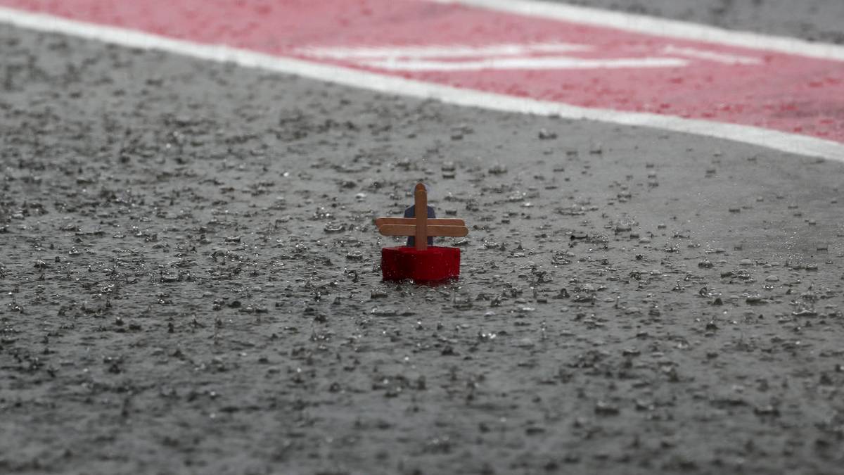 WETTER: Die Wetterprognosen für das Wochenende werden mit Spannung verfolgt. Sowohl beim Qualifying am Samstag als auch beim Rennen am Sonntag drohen Gewitterschauer. Die könnten jegliche Strategien durcheinander wirbeln. Mit hohen Temperaturen kam Ferrari zuletzt besser zurecht – auch weil die Reifen bei Hitze nicht so schnell abbauten. Unentschieden – ENDSTAND: 8:7 für Vettel