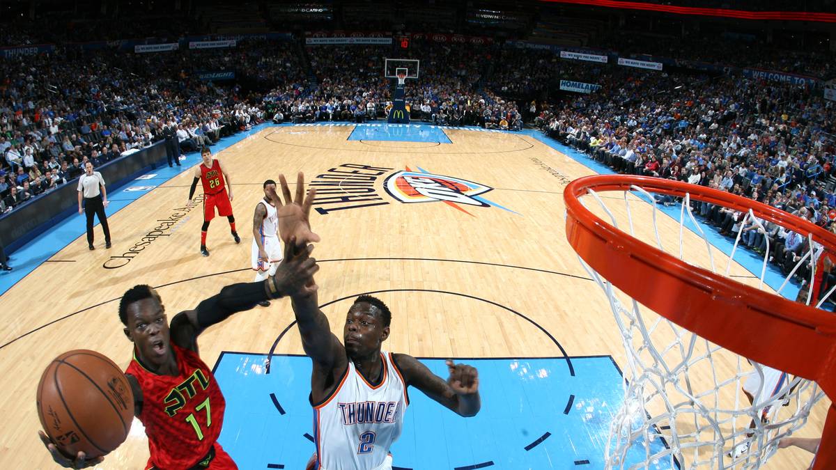 Auf dem Weg zum Korb wird Dennis Schröder gegen die Oklahoma City Thunder einige Male abgeräumt. So finden nur zwei seiner acht Versuche aus dem Feld ihr Ziel. NBA-Bilder der 7. Woche