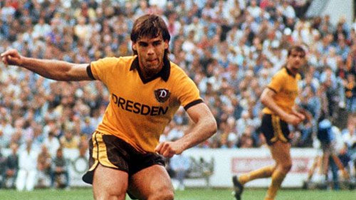 Thoms Sturmpartner bei Bayer heißt Ulf Kirsten. Im Osten sind die Angreifer aber noch Kontrahenten. Kirsten stürmt für Dynamo Dresden, wird mit dem Team zweimal Meister. Bei Bayer sichert sich Kirsten drei Mal die Torjägerkanone